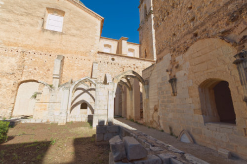 Esquina noreste del claustro del monasterio de la Valldigna